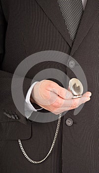 Imprenditore tasca orologio il suo mano 