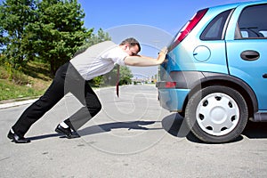 Podnikateľ tlačenie auto 