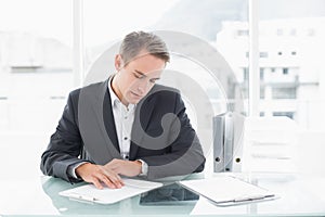 Unternehmer Lektüre Unterlagen auf der Büro Schreibtisch 