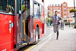 Emprendedor correr sobre el atrapar el autobús 