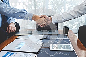 Podnikateľ trasenia ruky po konverzácie dokončovacie hore spolupráce diskusia z spolupráce v investície 