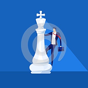 Podnikatel stát na král šachy kus. úspěšný obchod. obchod bojování, soutěž 