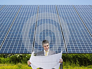 Podnikateľ stojace najbližšie slnečné panely 