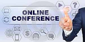 Imprenditore toccante virtualmente schermo il suo dito. schermo titolo connesso a internet conferenza 