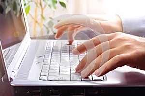 Emprendedor escribiendo sobre el computadora portátil teclado 