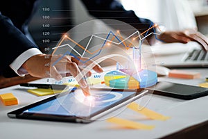 Imprenditore un computer portatile analisi saldi dati un economico crescita grafico. il negozio. digitale politica commerciale per ottenere il massimo effetto economico 
