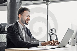 Podnikateľ pracovné na počítač. mladý muž prenosný počítač v kancelária. celosvetová počítačová sieť obchodná politika na dosiahnutie maximálneho ekonomického efektu, obchod 
