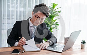 Podnikateľ pracovné na prenosný počítač na kancelária písací stôl pracovná plocha. jasavý 