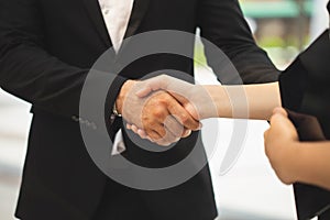 Businessmen and businesswomen to shake hands