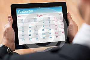 Podnikatel kouká na kalendář na digitální 