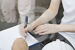 A businesswoman is negotiating a business deal or contracting