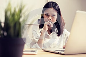 Businesswoman in office and use computer to perform financial accounting.