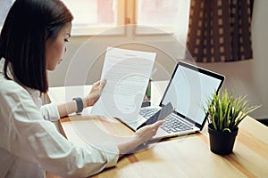 Businesswoman in office and use computer to perform financial accounting.