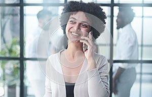Geschäftsfrau telefon An Büro 