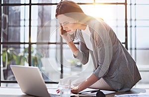 Geschäftsfrau telefon An Büro Schwätzen 