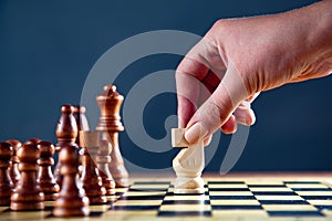 Imprenditrice lui gioca da scacchi 
