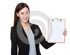 Businesswoman showing the balnk page of clipboard