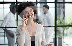 Geschäftsfrau telefon An Büro 