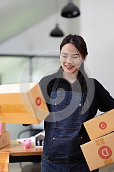 businesswoman start small business and successful SME entrepreneurs A woman works from home delivering parcels online
