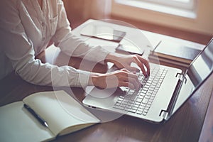 Imprenditrice scrivere sul computer portatile sul posto di lavoro una donna per affari ufficio mano tastiera 