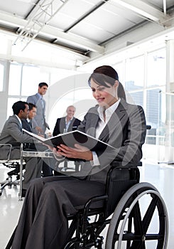 Podnikatelka v invalidní vozík čtení zpráva 