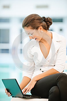 Mujer de negocios trabajar sobre el computadora portátil 