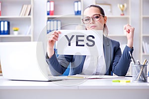 The businesswoman with yes message in office