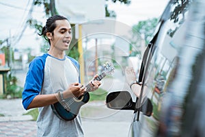 busker sing and use musical instruments when someone refuses to give money by hand gesture