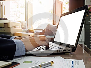 Bussiness man using laptop photo