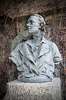 Bust  R. Donner