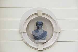 Buste on the facade of the building