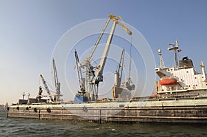 Grua cargando carga barco la tienda economía 