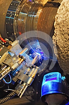 Butt welding underwater pipeline using automatic equipment