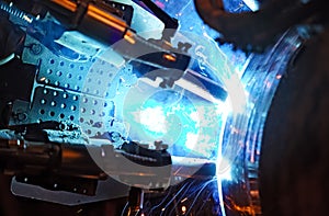 Butt welding underwater pipeline using automatic equipment