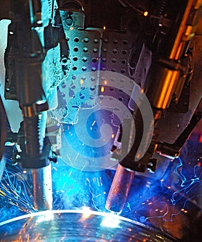 Butt welding underwater pipeline using automatic equipment