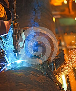 Butt welding underwater pipeline using automatic equipment