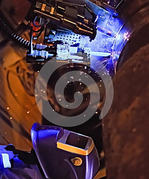 Butt welding underwater pipeline using automatic equipment