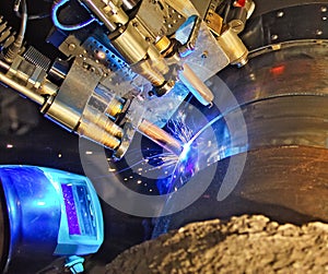 Butt welding underwater pipeline using automatic equipment