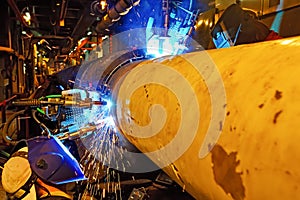 welding underwater pipeline using automatic equipment