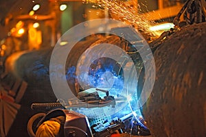 welding underwater pipeline using automatic equipment