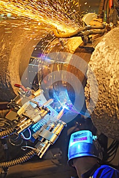 welding underwater pipeline using automatic equipment