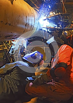 welding underwater pipeline using automatic equipment