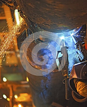Butt welding underwater pipeline using automatic equipment