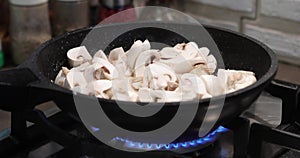 Butter in frying pan, pour chopped mushrooms. Gas stove