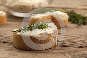 Buttered bread with dill