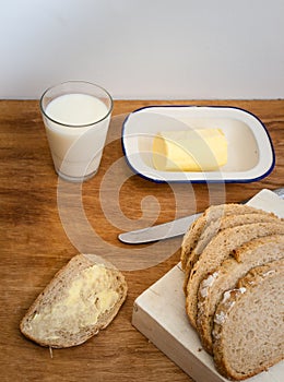 Buttered bread with milk