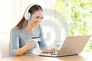 Buyer paying on line music with credit card photo