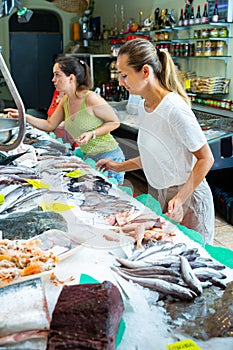 Buyers searching for fresh seafoods