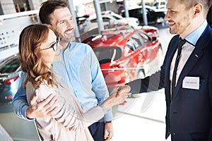 Buying new car by couple