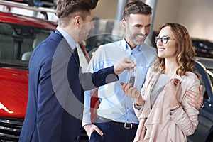 Buying new car by couple